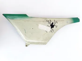 Cache carenage sous selle gauche KAWASAKI GPZ 550 1981-1985