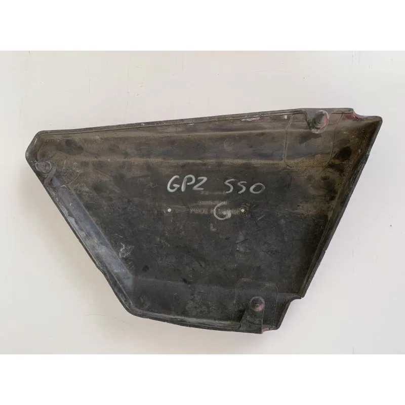 Cache carenage sous selle gauche KAWASAKI GPZ 550 1981-1985
