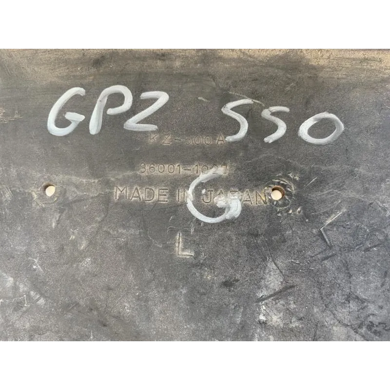 Cache carenage sous selle gauche KAWASAKI GPZ 550 1981-1985