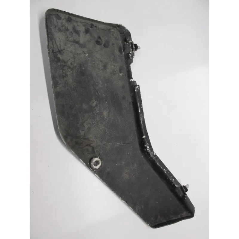Cache carenage sous selle gauche SUZUKI DR 600 1985-1988