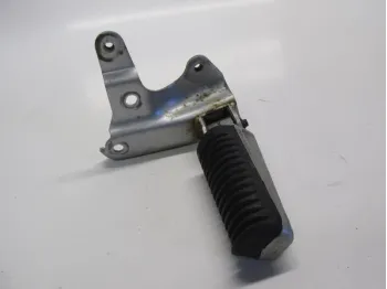 Platine et repose pieds arriere gauche YAMAHA XP 500 2001-2003 TMAX