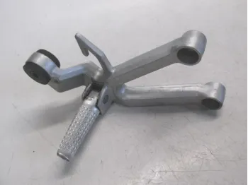 Platine et repose pieds arriere droit SUZUKI SV 650 N 2003-2006