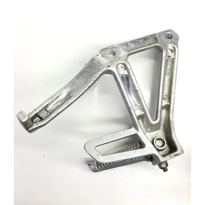 Platine et repose pieds arriere gauche YAMAHA FZS 600 1998-1999 FAZER