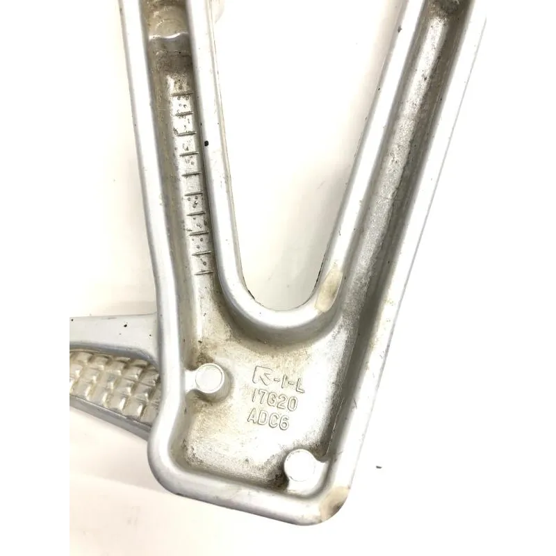 Platine et repose pieds arriere gauche SUZUKI SV 650 S 2003-2006