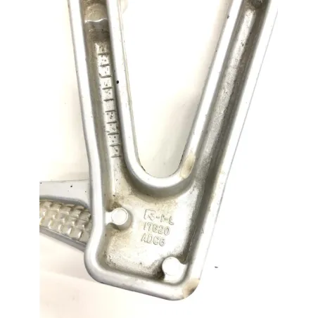 Platine et repose pieds arriere gauche SUZUKI SV 650 S 2003-2006