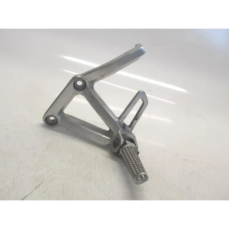 Platine et repose pieds arriere gauche YAMAHA FZS 600 2000-2001 FAZER