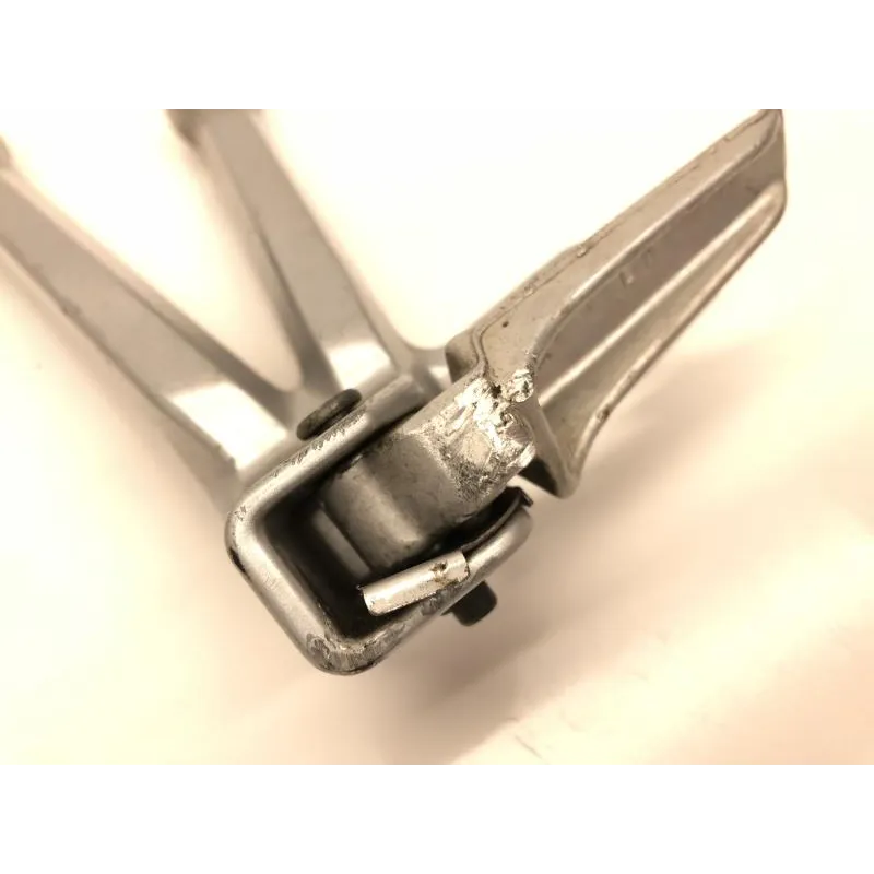 Platine et repose pieds arriere gauche SUZUKI GSXR 600 2004-2005