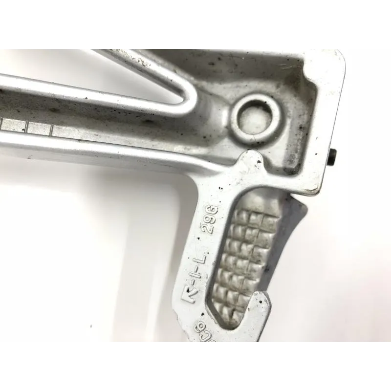 Platine et repose pieds arriere gauche SUZUKI GSXR 600 2004-2005