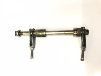 Axe de roue arriere YAMAHA YBR 125 2005-2006