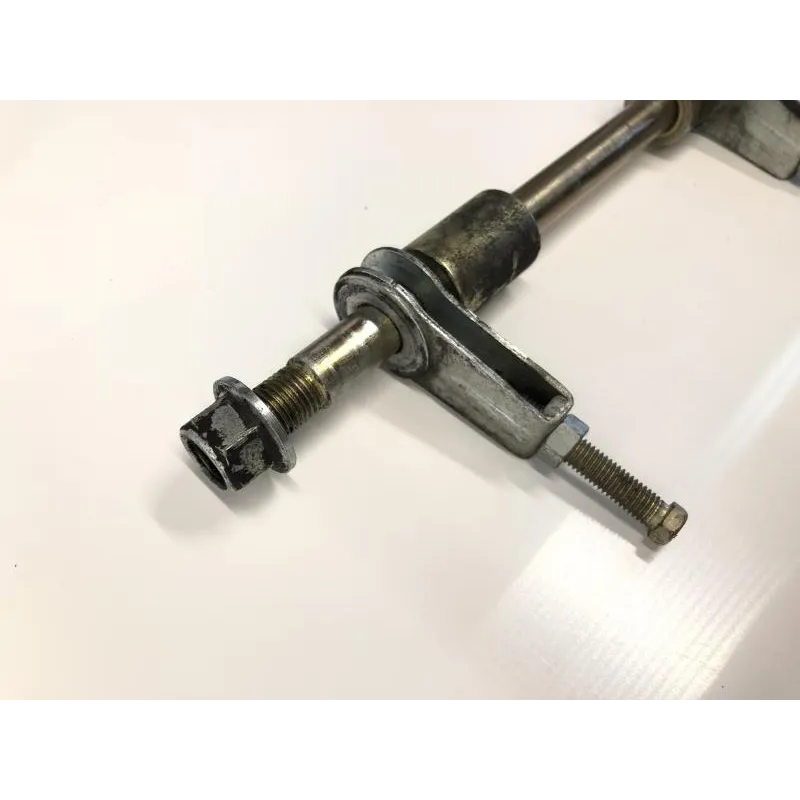 Axe de roue arriere YAMAHA YBR 125 2005-2006