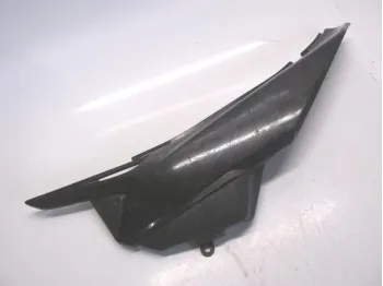 Cache carenage sous selle gauche SUZUKI DR 125 SM 2008-2014