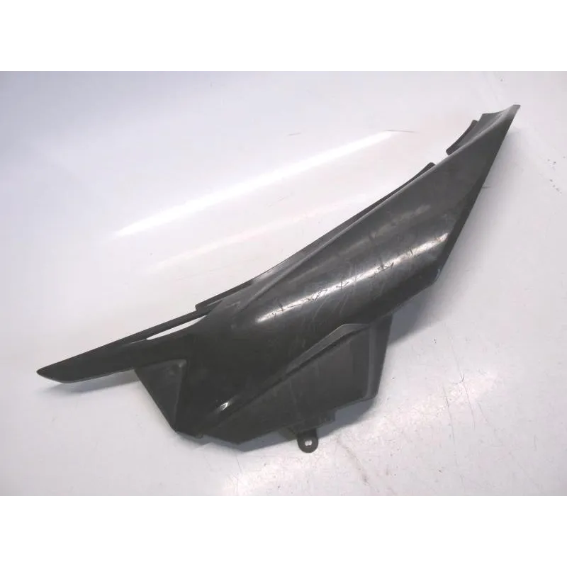Cache carenage sous selle gauche SUZUKI DR 125 SM 2008-2014