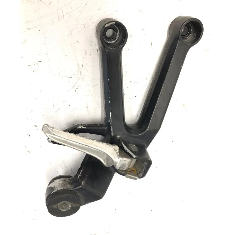 Platine et repose pieds arriere droit SUZUKI SV 650 N 2003-2006