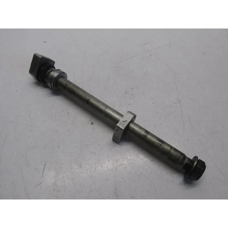 Axe de roue arriere TRIUMPH DAYTONA 675 2006-2008