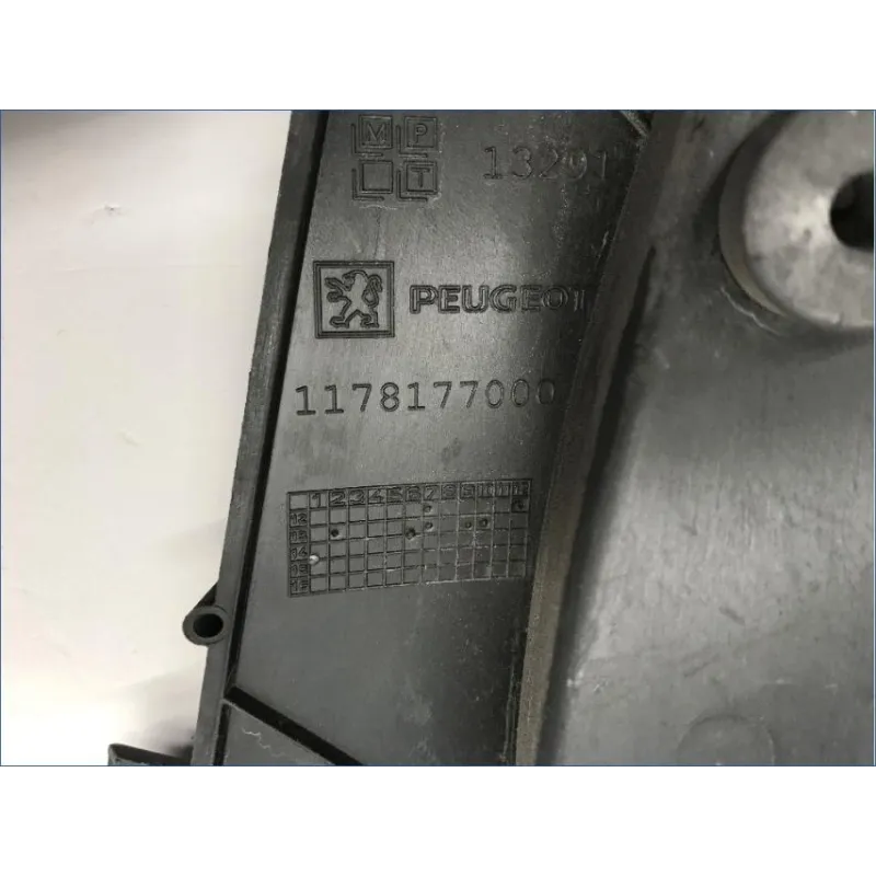 Cache carenage sous selle droit PEUGEOT METROPOLIS 400 2013-2016