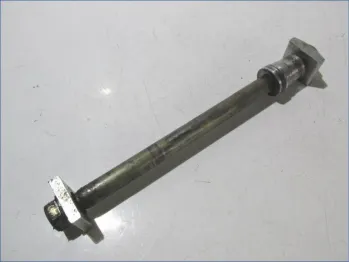 Axe de roue arriere TRIUMPH DAYTONA 955 I 2002-2003