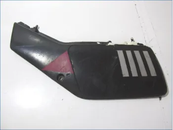 Cache carenage sous selle gauche SUZUKI DR 650 R 1990-1991