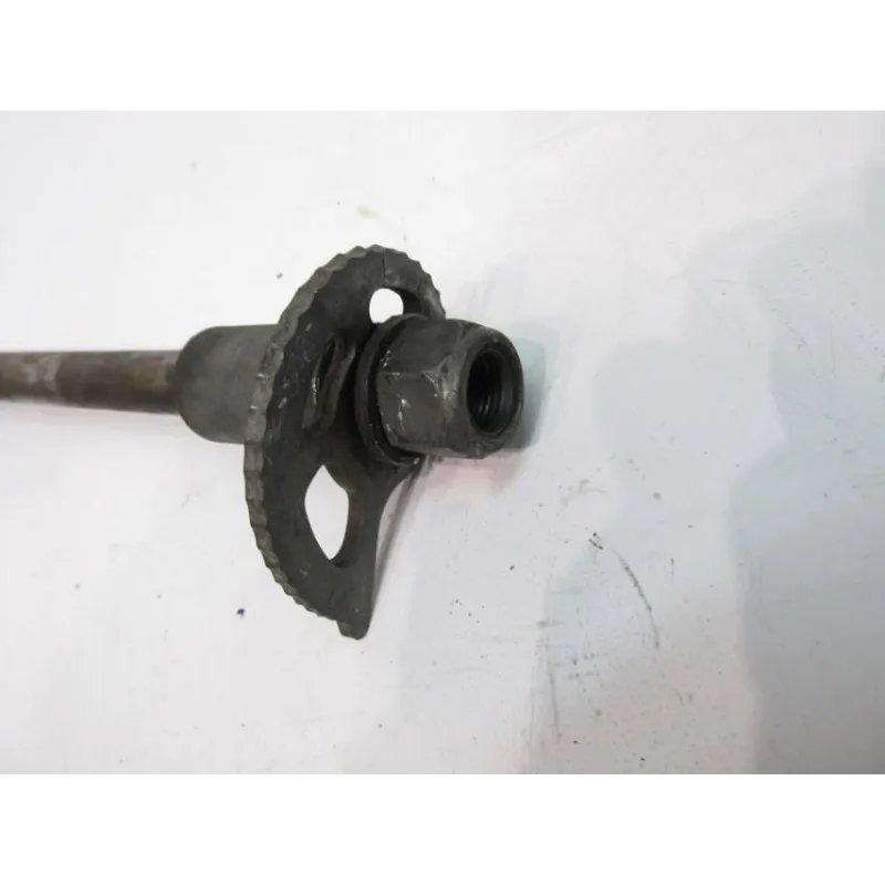 Axe de roue arriere SUZUKI DR 750 S 1988-1990