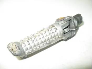 Repose pieds avant gauche SUZUKI GSXR 750 2004-2005