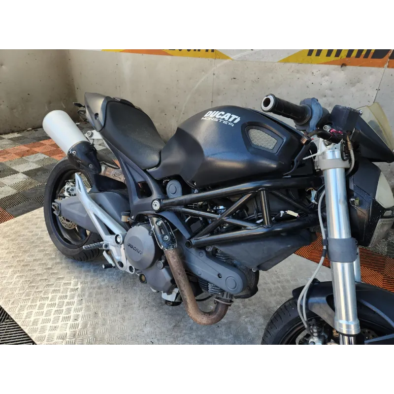 DUCATI MONSTER 696
