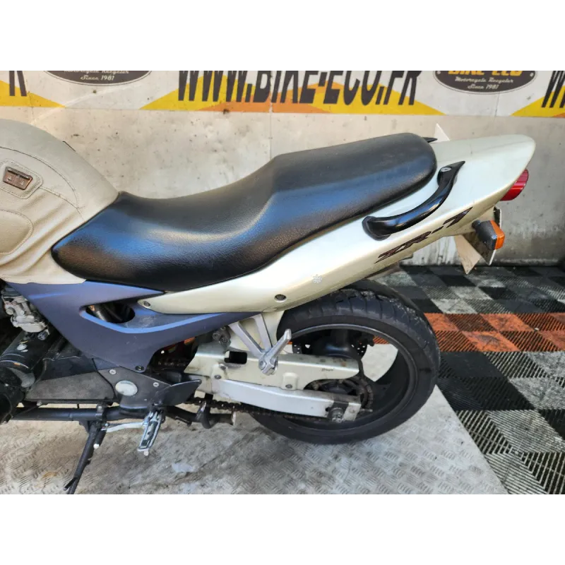 KAWASAKI 750 ZR7