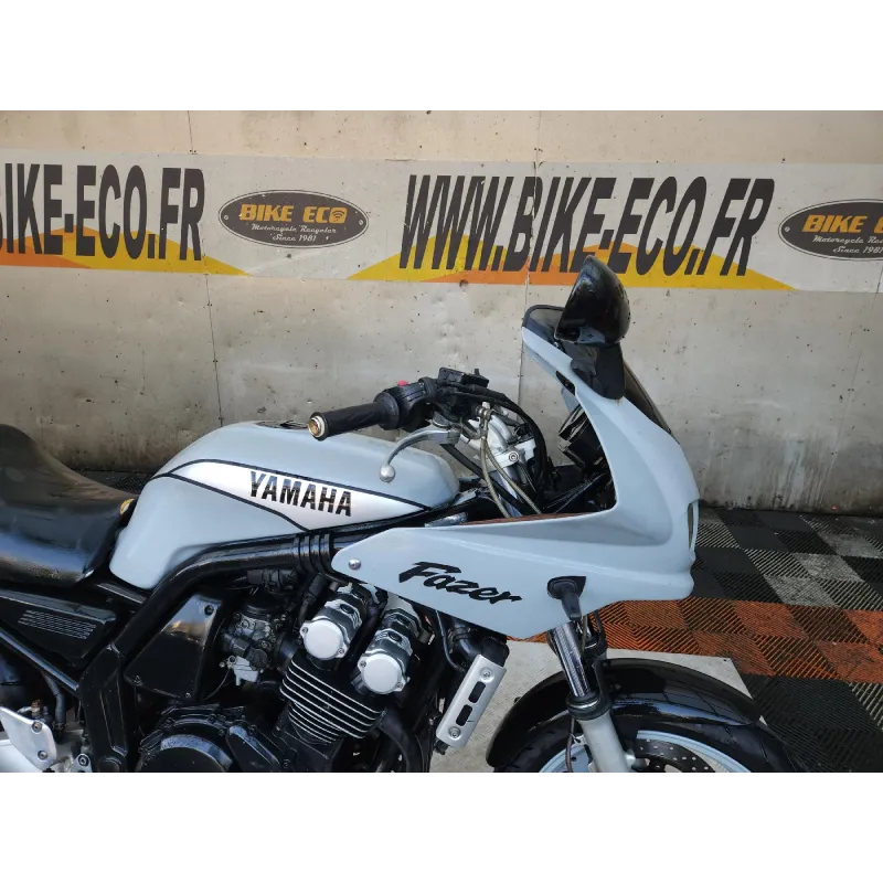 YAMAHA FZS 600 FAZER