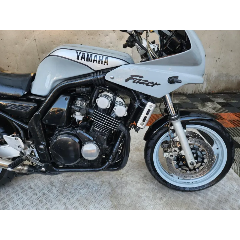 YAMAHA FZS 600 FAZER