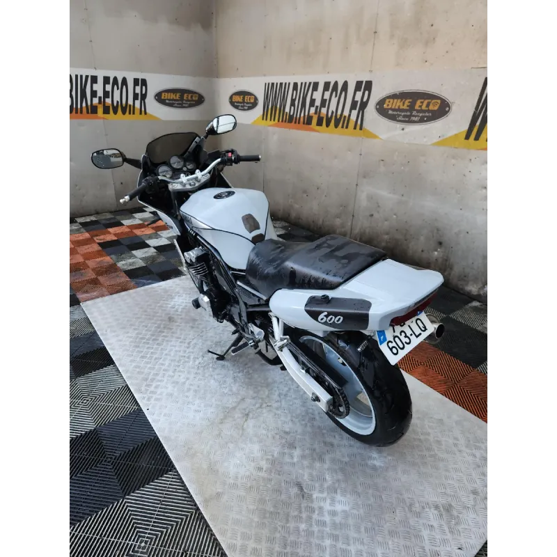 YAMAHA FZS 600 FAZER