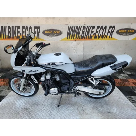 YAMAHA FZS 600 FAZER