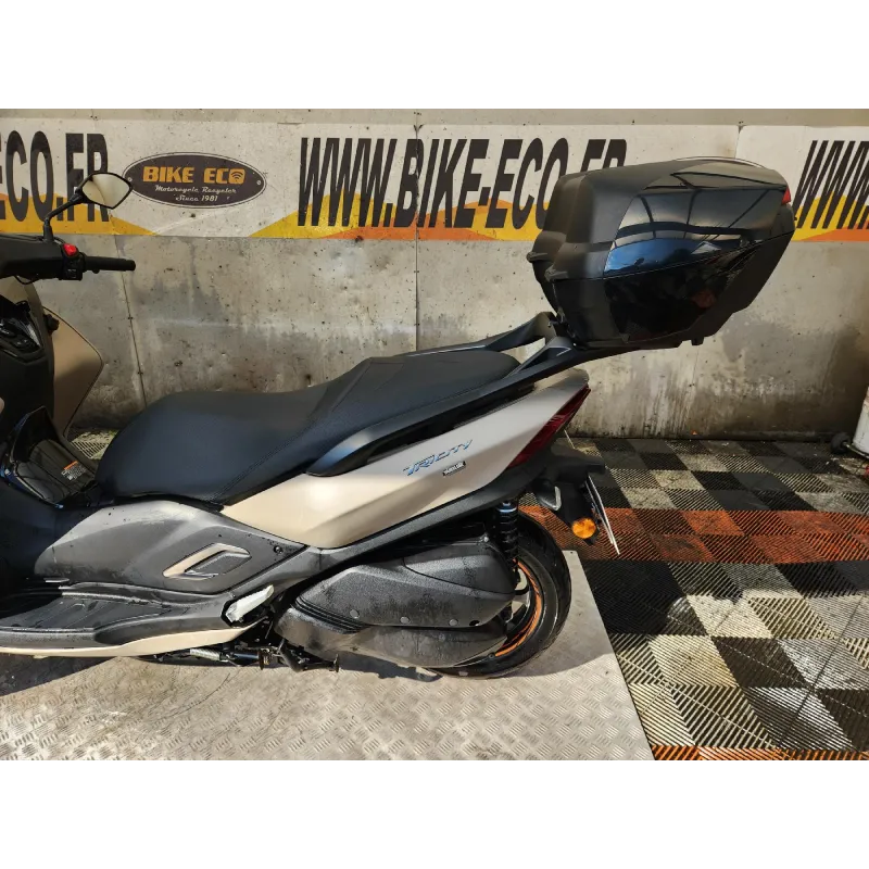 YAMAHA MW 300 TRITY