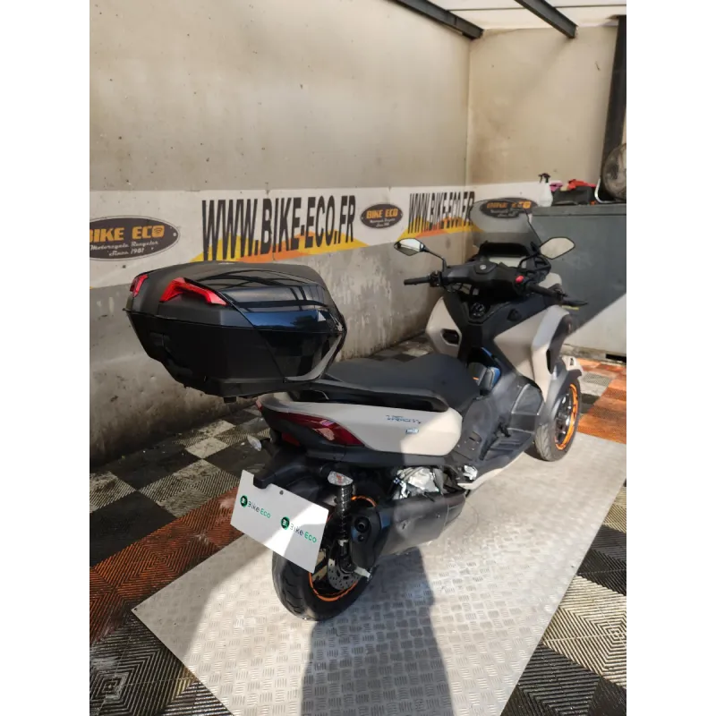 YAMAHA MW 300 TRITY