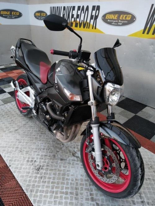 SUZUKI GSR 600