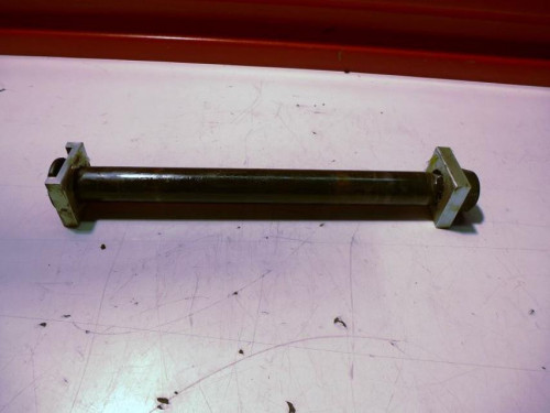 Axe de roue arriere YAMAHA R1 02-03