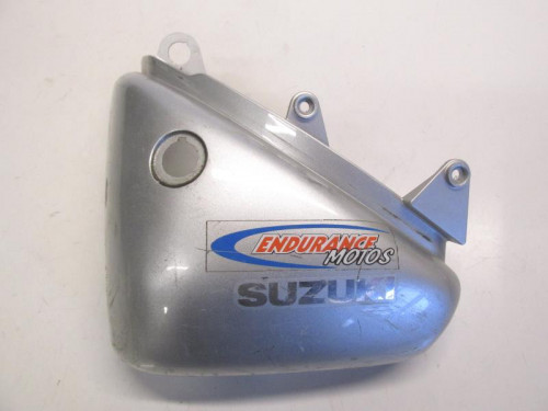 Cache lateral gauche SUZUKI VL 125 INTRUDER 2000-2001