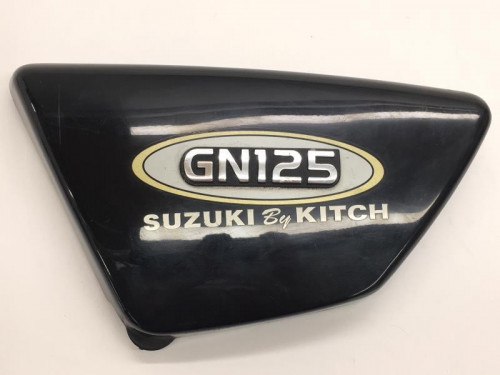 Cache carenage sous selle gauche SUZUKI GN 125 1982-1996