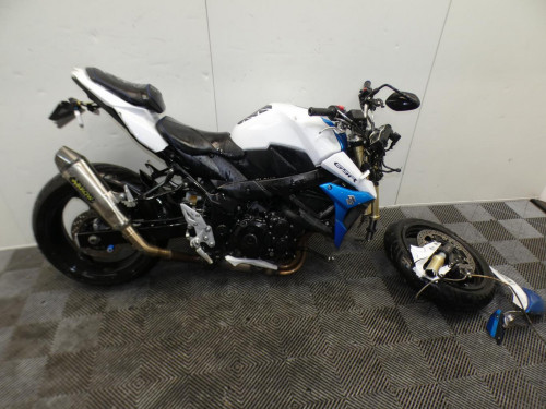 SUZUKI GSR 750