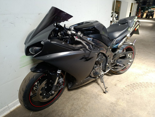 YAMAHA R1