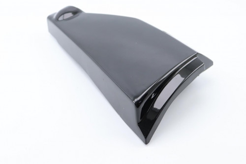 Cache carenage sous selle gauche SUZUKI 125 GT X4 1980 - 1984