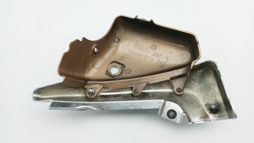 Demi flanc selle gauche SUZUKI 125 INTRUDER 2000 - 2001