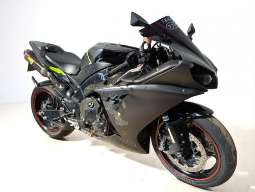 YAMAHA R1