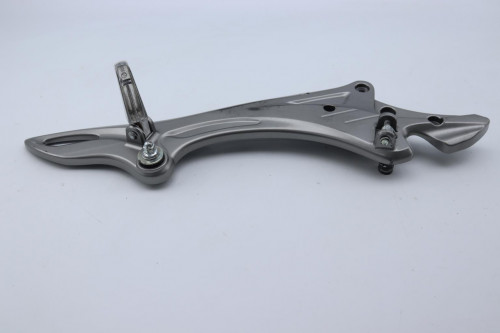 Platine avant droite SUZUKI 650 GLADIUS 2009 - 2015