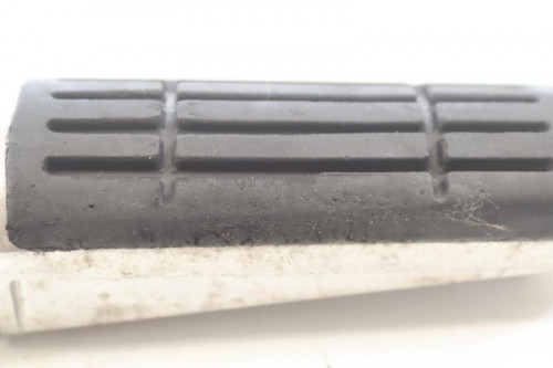 Repose pieds arriere droit YAMAHA 1300 FJR 2001 - 2005