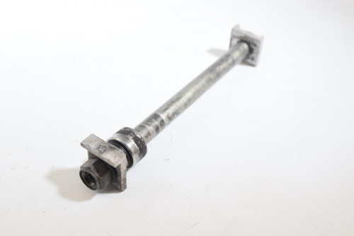 Axe de roue arriere SUZUKI 650 FREEWIND 1997 - 1999