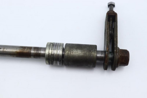 Axe de roue arriere HONDA 125 CB TWIN 1982 - 1988