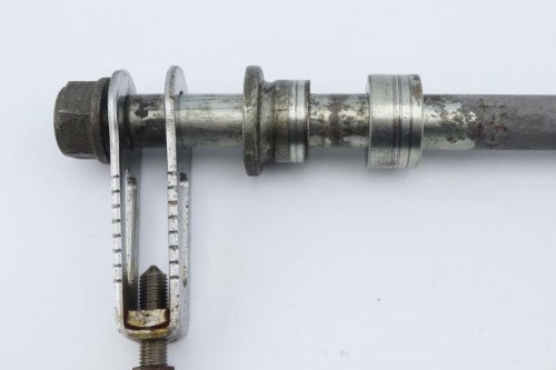 Axe de roue arriere HONDA VF 1000 F BOL D'OR 1985 - 1986