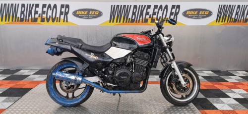 TRIUMPH TRIDENT 900