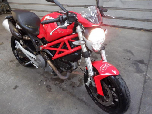 DUCATI 696 MONSTER